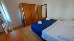 En eller flere senge i et værelse på Apartment Tea, quiet apartment in the city center + 22 billeder