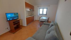 Et tv og/eller underholdning på Apartment Tea, quiet apartment in the city center