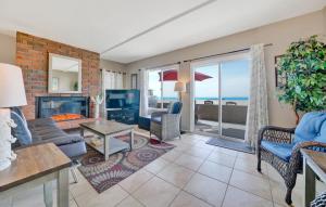 Χώρος καθιστικού στο 3607 Seashore Dr A