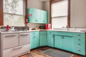 Spacious Home in Ramsay 9 Smart TVs and Pool Table!的厨房或小厨房