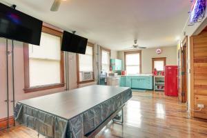Spacious Home in Ramsay 9 Smart TVs and Pool Table!的电视和/或娱乐中心