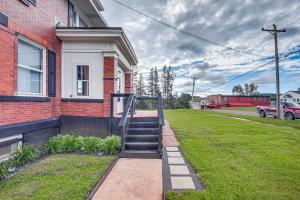 Spacious Home in Ramsay 9 Smart TVs and Pool Table!外面的花园