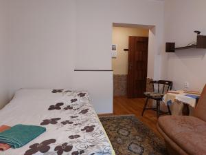 a bedroom with a bed and a living room at Pokoje na Kamiennej in Gdynia