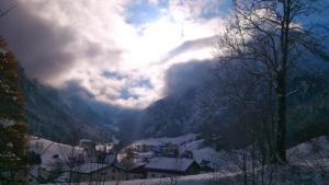 Blick auf eine Stadt in einem schneebedeckten Berg in der Unterkunft Alpina Central in Brand