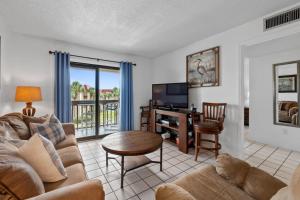 una sala de estar con un sofá y una mesa en St. Augustine Ocean Racquet Club Unit 3303, en St. Augustine