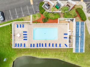 Una vista aérea de un edificio con piscina. en St. Augustine Ocean Racquet Club Unit 3303, en St. Augustine