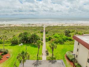 una vista aérea de un monumento frente a la playa en St. Augustine Ocean Racquet Club Unit 3303, en St. Augustine