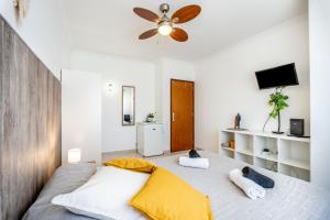 a bedroom with a bed and a ceiling fan at On the way!* in Portimão