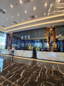 une femme debout dans un hall avec une statue dans l'établissement Grand Sapphire Casino 21 studio, à Iskele 63 autres photos
