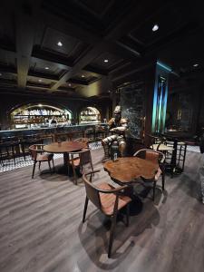 un restaurant avec des tables et des chaises et un bar dans l'établissement Grand Sapphire Casino 21 studio, à Iskele