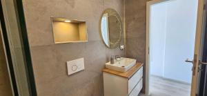 Phòng tắm tại Central and Trade Fair near Flat