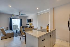 Una cocina y una sala de estar con un sofá y una mesa. en Princess 805 at Morgan Residences, en Cabo San Lucas