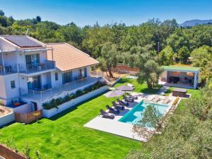 Бассейн в CorfuVille Luxury Villas или поблизости