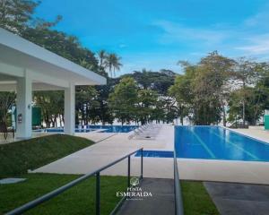 - une piscine avec des chaises longues à côté d'un complexe dans l'établissement Punta Esmeralda, Puntarenas Great Apartment, à Quebrada Ganado