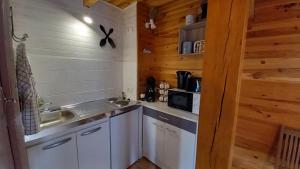 Kuchyň nebo kuchyňský kout v ubytování Chambres d'hôtes Lamourio
