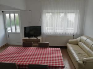 ein Wohnzimmer mit Couch und Flachbildfernseher in der Unterkunft Apartments Kabalin 2 in Novi Vinodolski