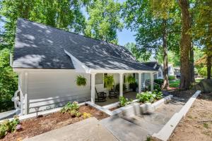 Cabaña blanca con techo negro en Waterfront Gainesville Home with Private Boat Dock!, en Gainesville