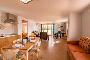 eine Küche und ein Wohnzimmer mit Tisch und Stühlen in der Unterkunft RentitSpain Finca Ecológica Almahen en Salobreña in Salobreña