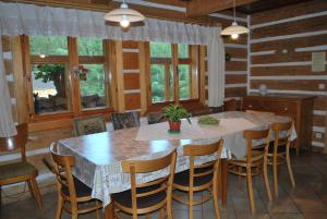 uma sala de jantar com uma grande mesa e cadeiras em Guest House U Marie em Pec pod Sněžkou