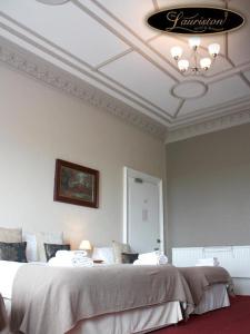 Postel nebo postele na pokoji v ubytování Lauriston Hotel