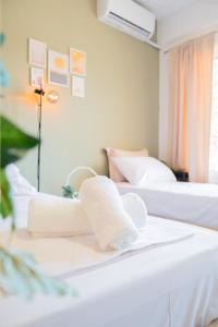 Dos camas con toallas encima en una habitación. en Dimitras luxury apartments, en Ofrinion