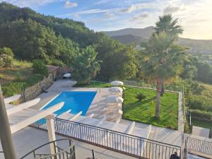 Nespecifikovaný výhled na hory nebo výhled na hory při pohledu z penzionu