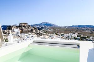 תמונה מהגלריה של White Curves Santorini באקרוטירי