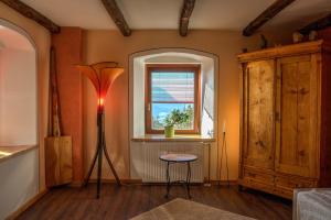 コバリードにあるApartment Kamacirの窓とランプが備わる部屋 +4枚の写真