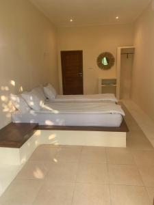 Voodi või voodid majutusasutuse Lombok Coconut Hotel toas