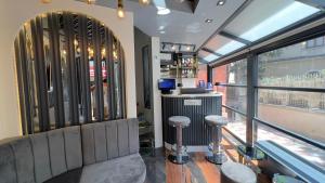 イスタンブールにあるMadrigal Boutıque Hotelの窓のある部屋