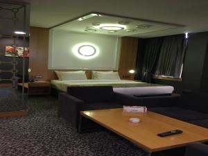 une chambre d'hôtel avec un lit et une table dans l'établissement Best Inn Erbil, à Erbil