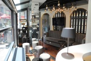 イスタンブールにあるMadrigal Boutıque Hotelの部屋にソファとスツールがある店