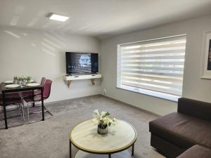 a living room with a couch and a table at Horizon House, Modern 1-Bedroom, Netflix, WiFi, Free Parking, Oxford in Oxford +8 photos
