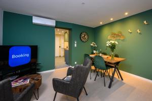 une salle à manger avec une table et une télévision dans l'établissement COZY F2 40m2 Appartement Climatisé Château, à Montbéliard