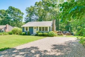 Cette maison bleue dispose d'une terrasse et d'une cour. dans l'établissement 4 Mi to Bristol Beach Cottage with Pond and Deck, à East Falmouth