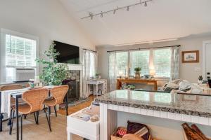 un salon avec une table et un canapé dans l'établissement 4 Mi to Bristol Beach Cottage with Pond and Deck, à East Falmouth 22 autres photos