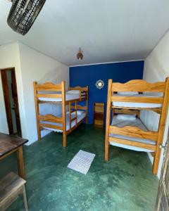 Rúm í herbergi á Guava Hostel Serra Grande