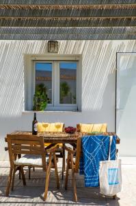 una mesa y sillas en un patio con ventana en Casara Uno - Hermoso Loft en Playa Zahora, en Zahora
