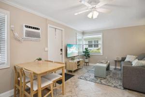 Μια τηλεόραση ή/και κέντρο ψυχαγωγίας στο Heated Pool Steps from the Beach