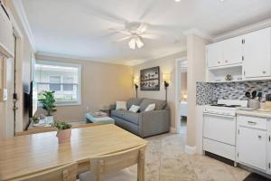 Η κουζίνα ή μικρή κουζίνα στο Heated Pool Steps from the Beach