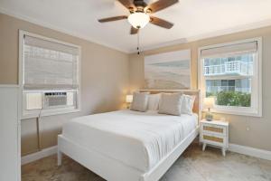 Ένα ή περισσότερα κρεβάτια σε δωμάτιο στο Heated Pool Steps from the Beach +22 φωτογραφίες