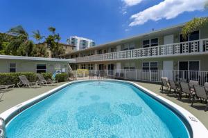 Πισίνα στο ή κοντά στο Heated Pool Steps from the Beach