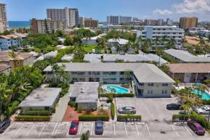 Πισίνα στο ή κοντά στο Heated Pool Steps from the Beach