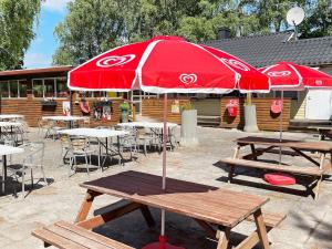 Un restaurante u otro lugar para comer en 5 person holiday home in SÖLVESBORG