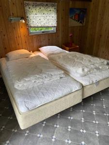 Postel nebo postele na pokoji v ubytování Tarm camping 2 Persons hytte