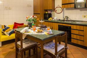 una cocina con una mesa con comida y bebidas. en Zamboni Apartment, en Bolonia