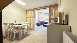 una cocina y comedor con una mesa y un refrigerador en Ferienhaus Am Trollmönch, en Goslar 35 fotos más