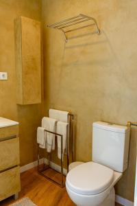 Et badeværelse på Cidadela do Viriato Deluxe + 28 billeder