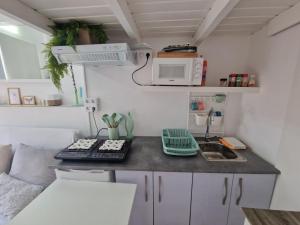 Η κουζίνα ή μικρή κουζίνα στο Tenerife Little Village Duplex +6 φωτογραφίες