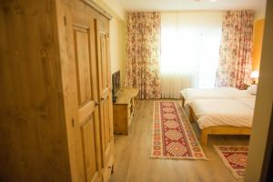 Photo de la galerie de l'établissement Pensiunea Floare De Colt, à Poiana Galdei 12 autres photos